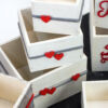 Kép 2/3 - Dekoláda fehér kocka szívekkel 11x11cm