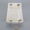 Kép 4/5 - Trapéz alakú fehér dekoláda - kötél füles 15,5x26cm