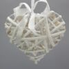 Kép 2/4 - Fehér vessző szív fém vázon 15cm