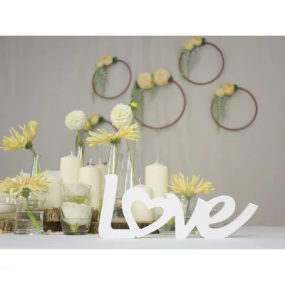 Love felirat fából fehér