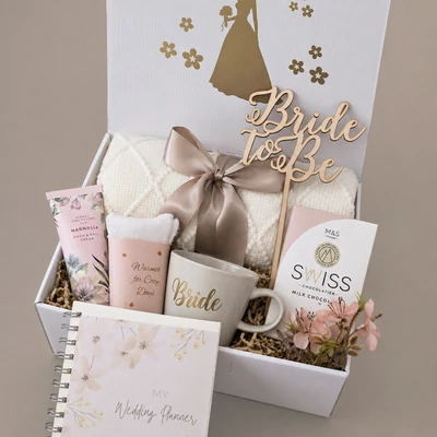 Natúr fa - "Bride to Be" beszúrós felirat 12,4*17,2 cm