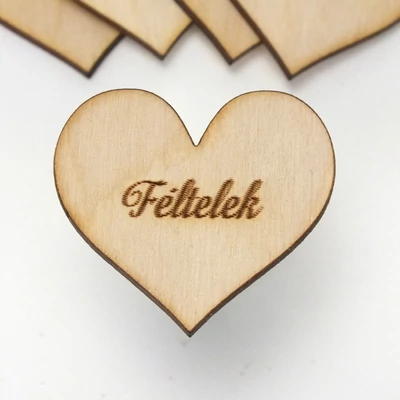 Natúr fa - " Féltelek" gravírozott szív 4x4,5cm 5db/csomag