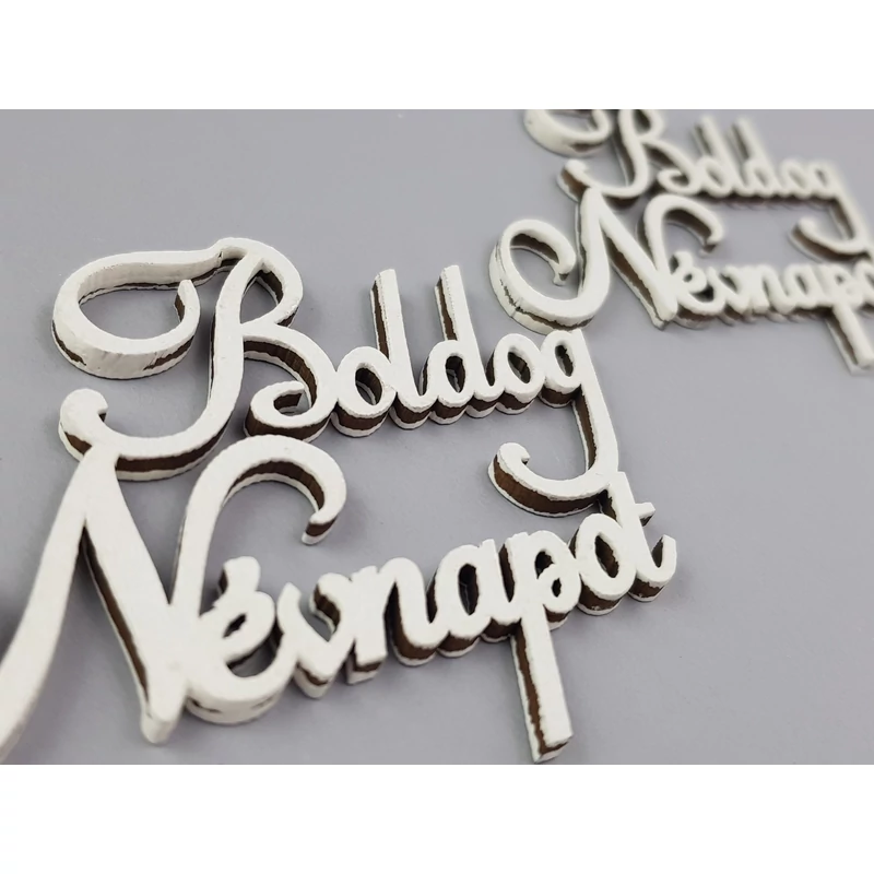 Natúr fa - "Boldog névnapot" felirat fehér 9cm 2db/csomag KIFUTÓ