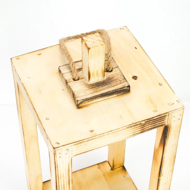 Dekorálható fa lanterna zárt tetővel 15x15x36cm