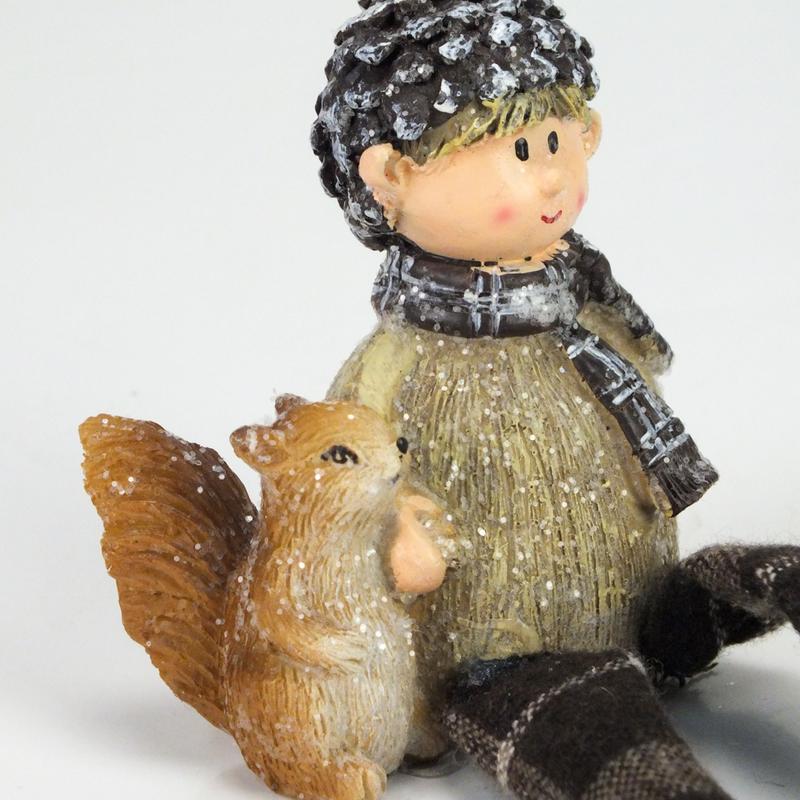 Lógólábú fiú figura mókussal
