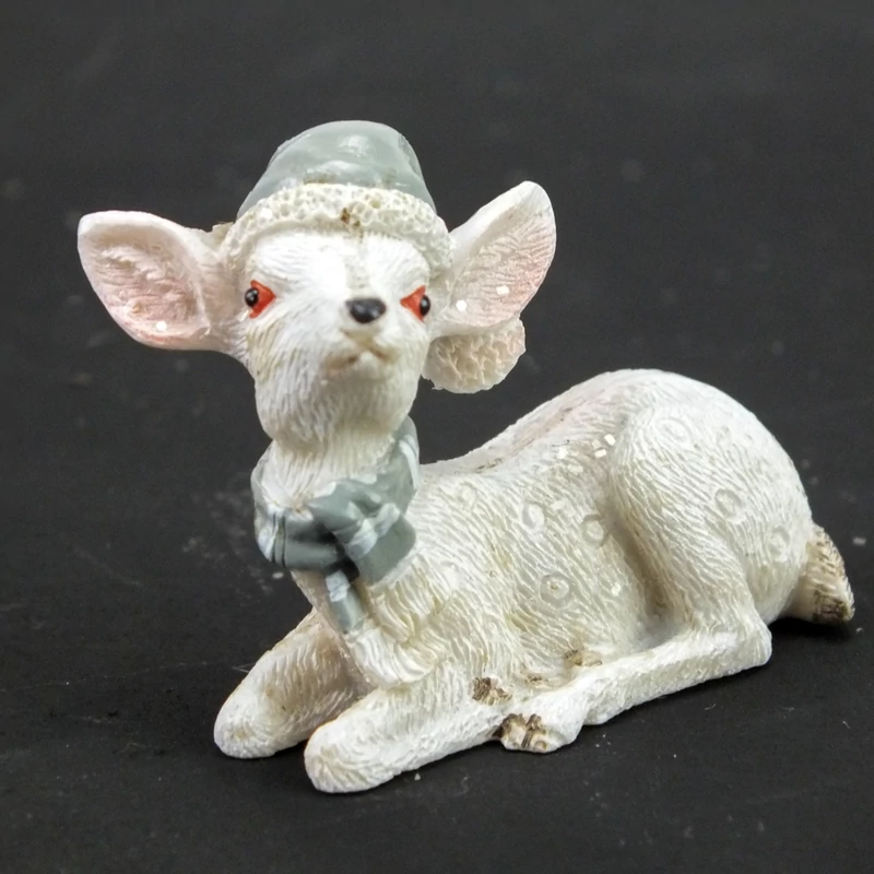 Kerámia glitteres fekvő fehér őzike sapkában 2 féle