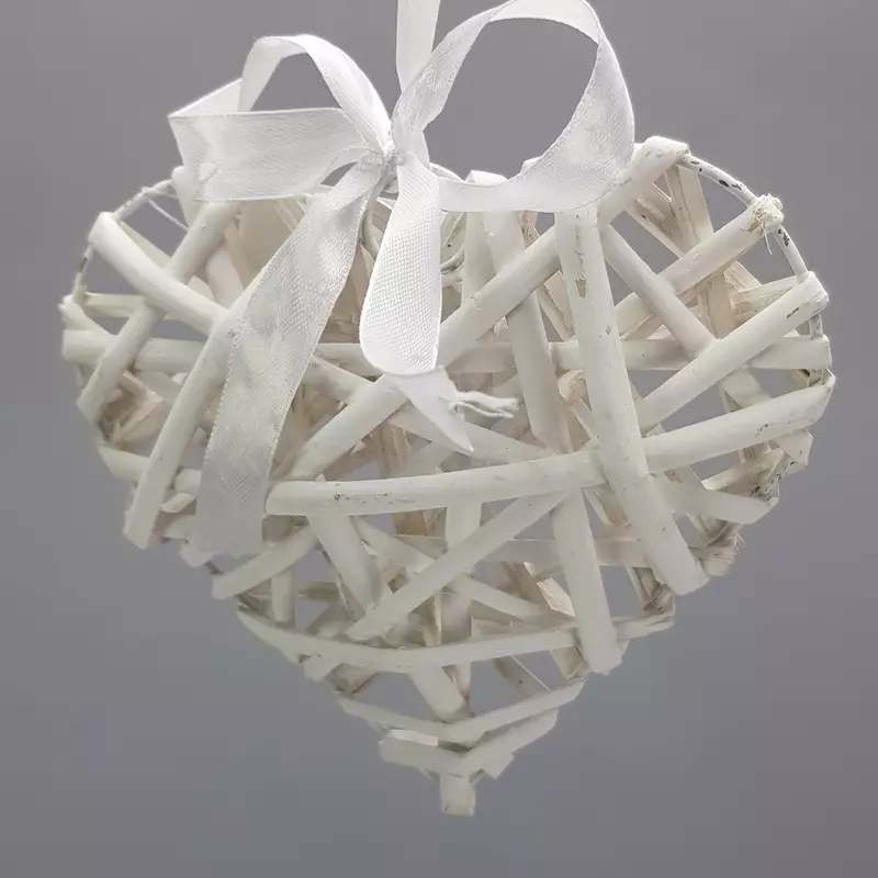 Fehér vessző szív fém vázon 15cm