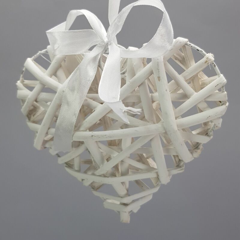 Fehér vessző szív fém vázon 15cm