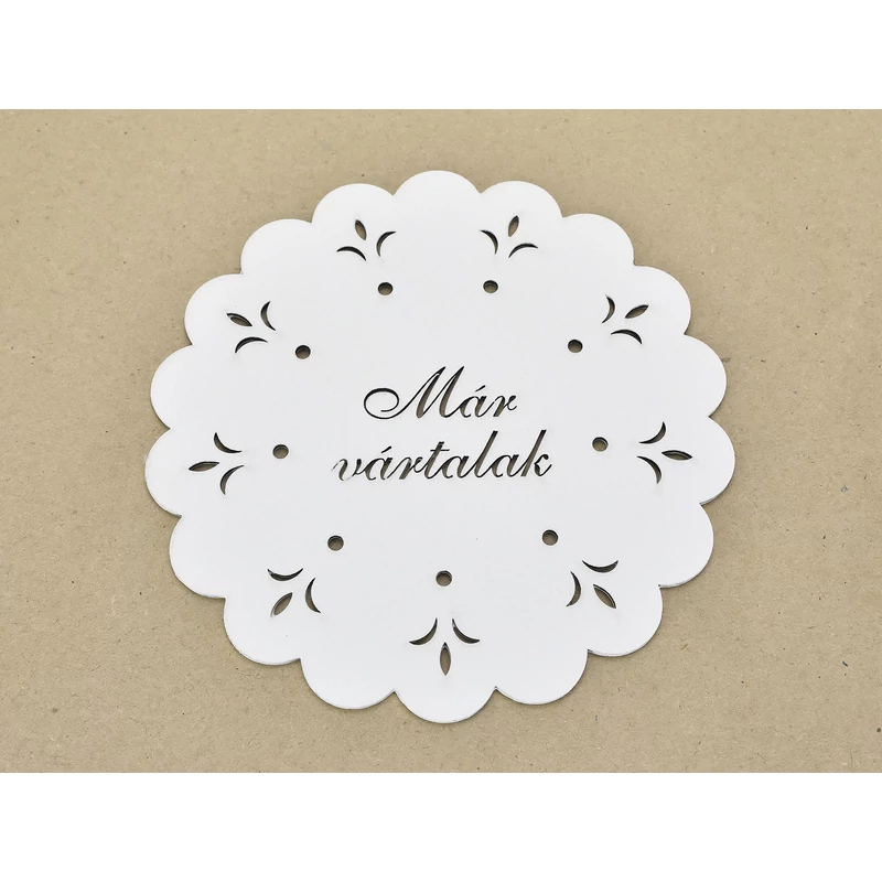 Díszes "Már vártalak" tábla koszorúra fehér 18cm